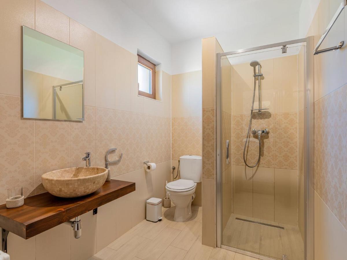 Отель Casa Saraste Рышнов Экстерьер фото
